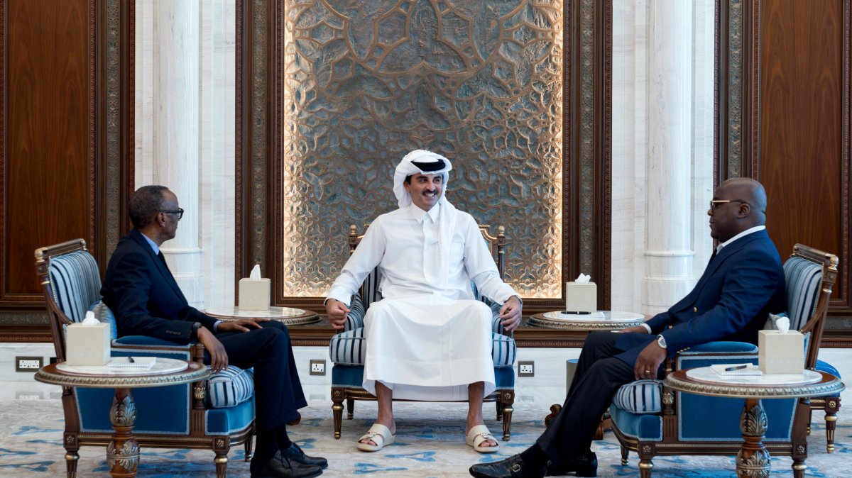 Qatar&#039;s Emir Sheikh Tamim bin Hamad Al Thani (C) meets with Rwandan leader Paul Kagame (L) and DRC President Felix Tshisekedi in Doha, Qatar, March 18, 2025. (AFP Photo)