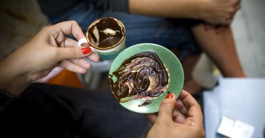 A woman practices Turkish coffee fortune telling at a street cafe in Istanbul, Türkiye, Sept. 25, 2006. (Reuters Photo)