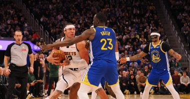 Denver Nuggets&#039; Aaron Gordon (L) controls the ball against Golden State Warriors&#039; Draymond Green during the fourth quarter at Chase Center, San Francisco, U.S., March 17, 2025. (Reuters Photo)