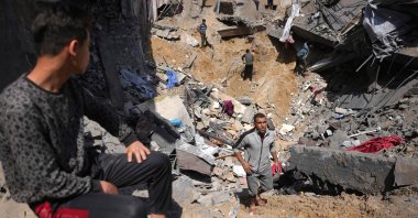 People search for survivors in the rubble of a building destroyed in an Israeli strike in Jabalia, in the northern Gaza Strip, March 18, 2025. (AFP Photo)