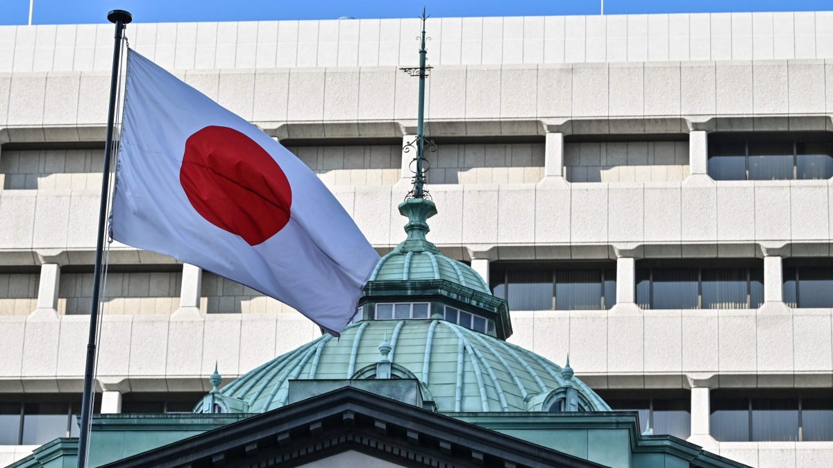 The Japanese flag flies over the Bank of Japan (BOJ) headquarters complex in central Tokyo, Japan, Jan. 23, 2025. (AFP Photo)