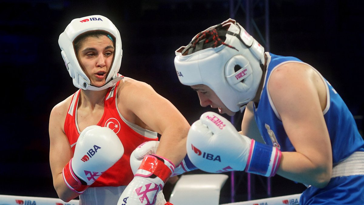 Turkish boxer Busenaz Sürmeneli (L) punches Serbia&#039;s Anastasija Lukajic during the World Championships, Nish, Serbia, March 14, 2025. (AA Photo).