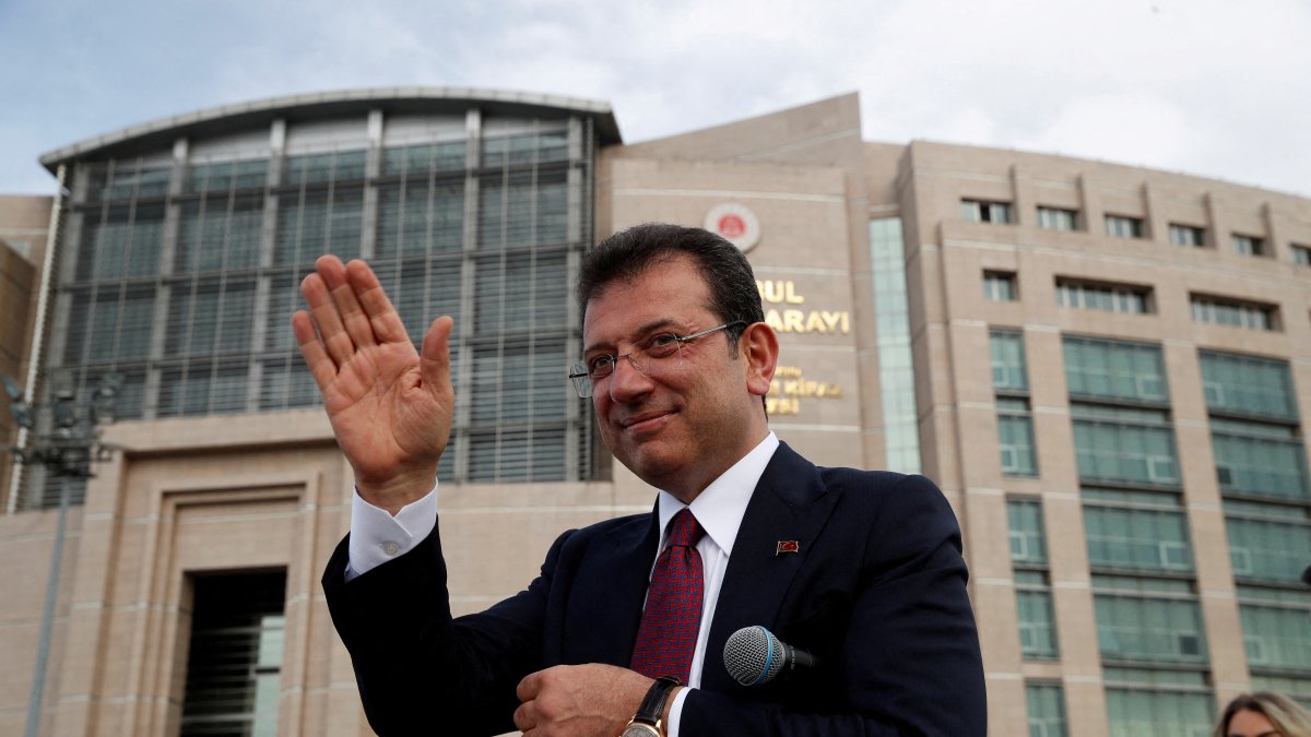 Istanbul Mayor Ekrem Imamoğlu greets his supporters after receiving the mayoral certificate in front of a courthouse, Istanbul, Türkiye, April 3, 2024. (Reuters Photo)