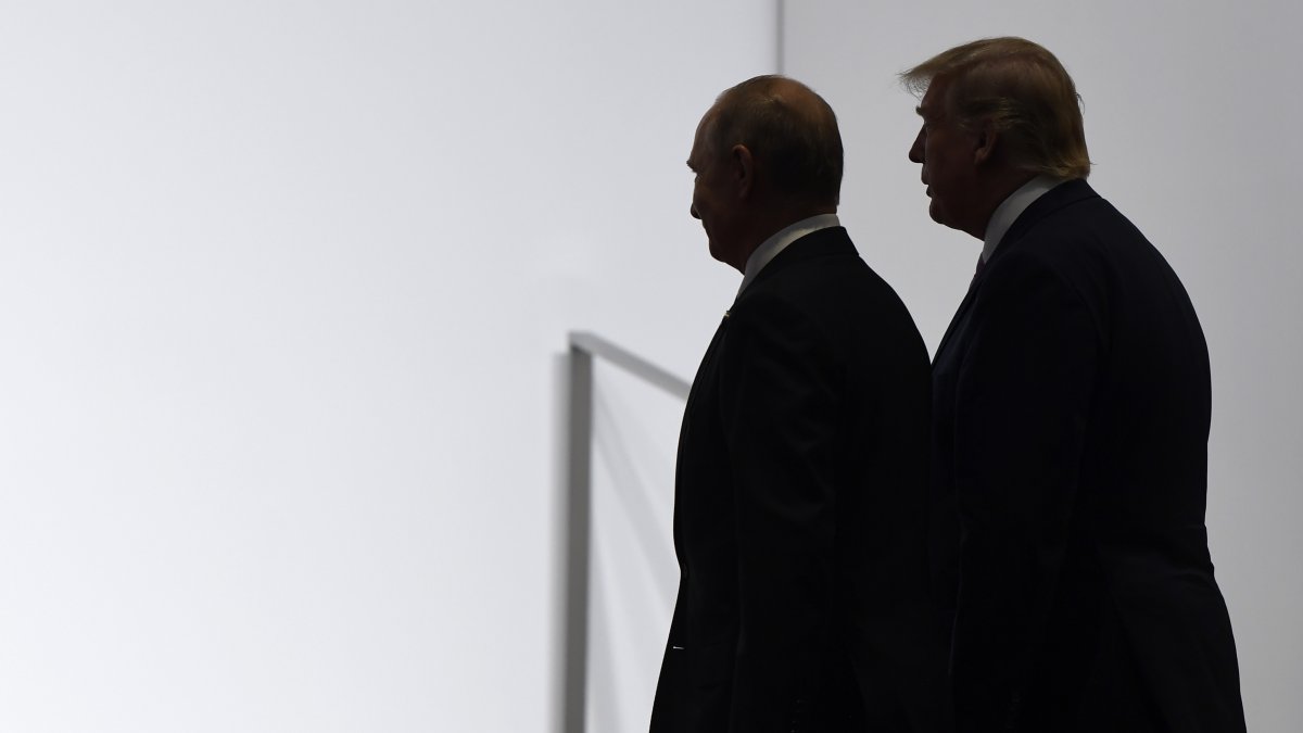 U.S. President Donald Trump (R) and Russian President Vladimir Putin walk to participate in a group photo at the G-20 summit, Osaka, Japan, June 28, 2019. (AP Photo)