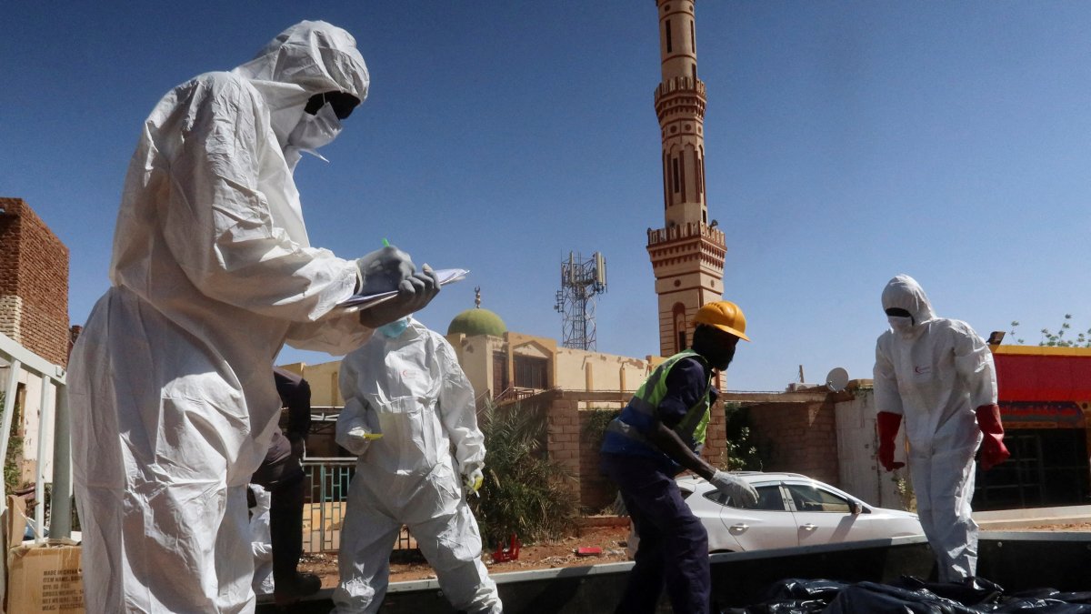 Sudanese Red Crescent volunteers work near bodies recovered from a well in Khartoum, Sudan, March 16, 2025. (Reuters Photo)