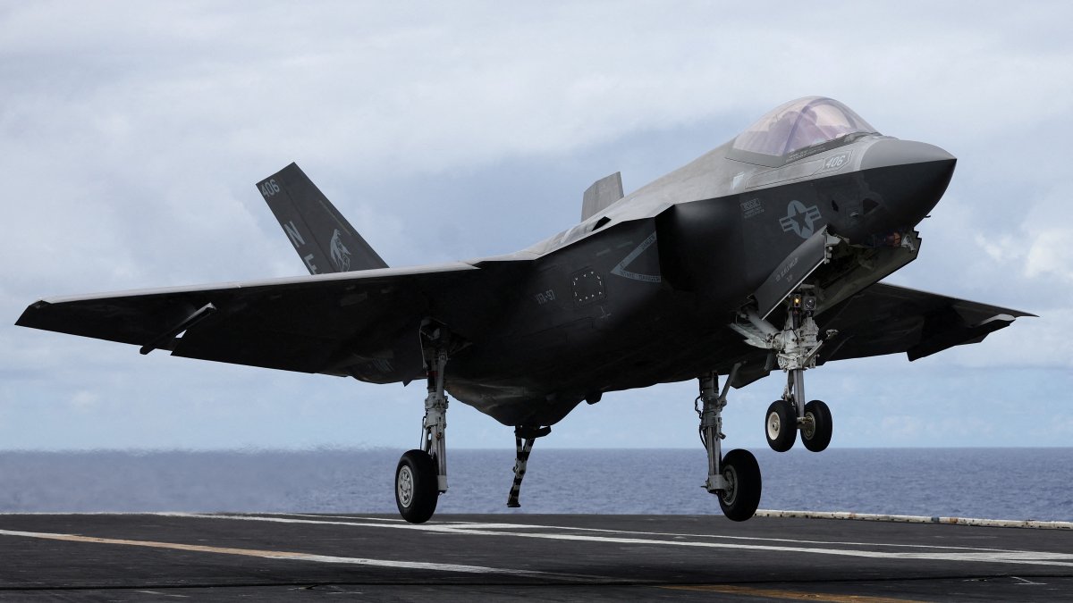 A F-35 jet lands on the USS Carl Vinson aircraft carrier during the Rim of the Pacific (RIMPAC) military exercises south of Oahu, Hawaii, U.S. July 19, 2024. (Reuters Photo)