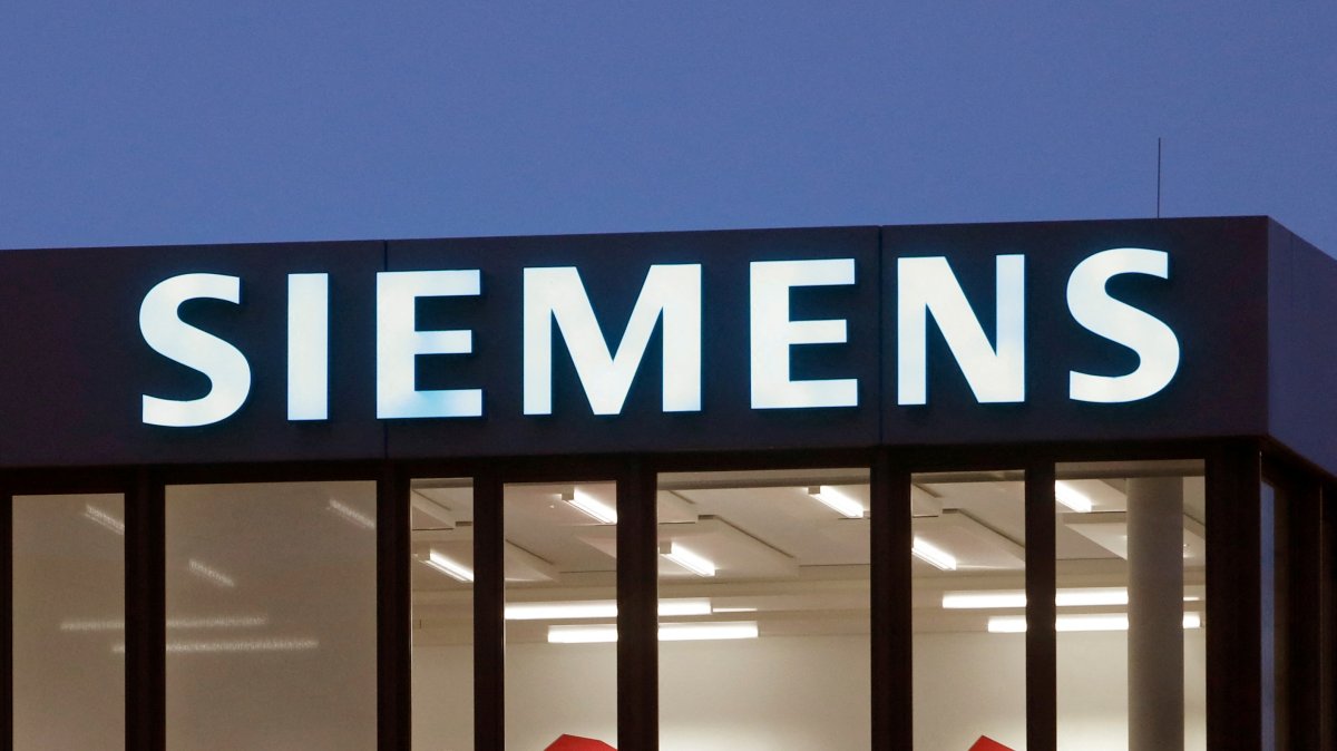 The logo of German industrial group Siemens is seen at an office building in Zug, Switzerland, Dec. 1, 2021. (Reuters Photo)