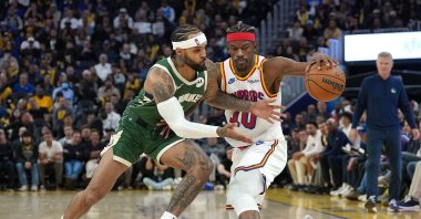 Milwaukee Bucks' Gary Trent Jr. (L) pressures Golden State Warriors' Jimmy Butler III during the second half at Chase Center, San Francisco, U.S., March 18, 2025. (AFP Photo)