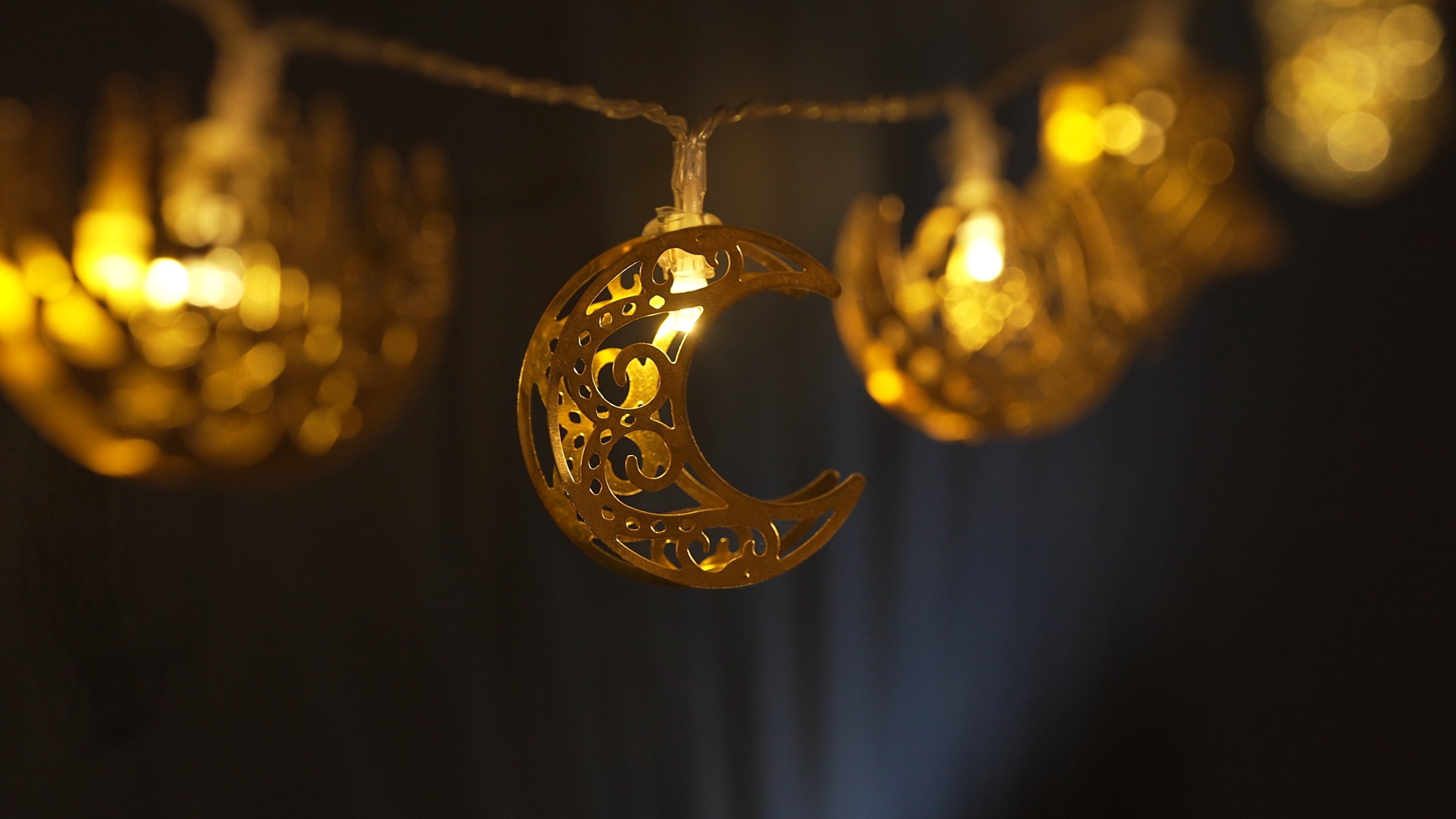 Ramadan-themed decorations brighten homes and businesses in Türkiye. (Shutterstock Photo)