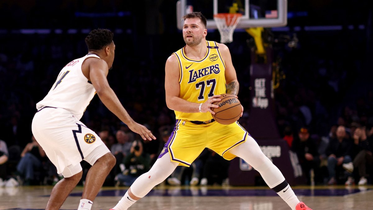 Lakers&#039; Luka steps back to shoot against Nuggets&#039; Jalen Pickett during an NBA game in Los Angeles, California, U.S., March 19, 2025. (AFP Photo)