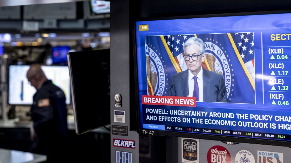 A screen shows U.S. Federal Reserve Chair Jerome Powell discussing the Fed&#039;s decision to leave interest rates on the floor of the New York Stock Exchange, New York, U.S., March 19, 2025. (EPA Photo)