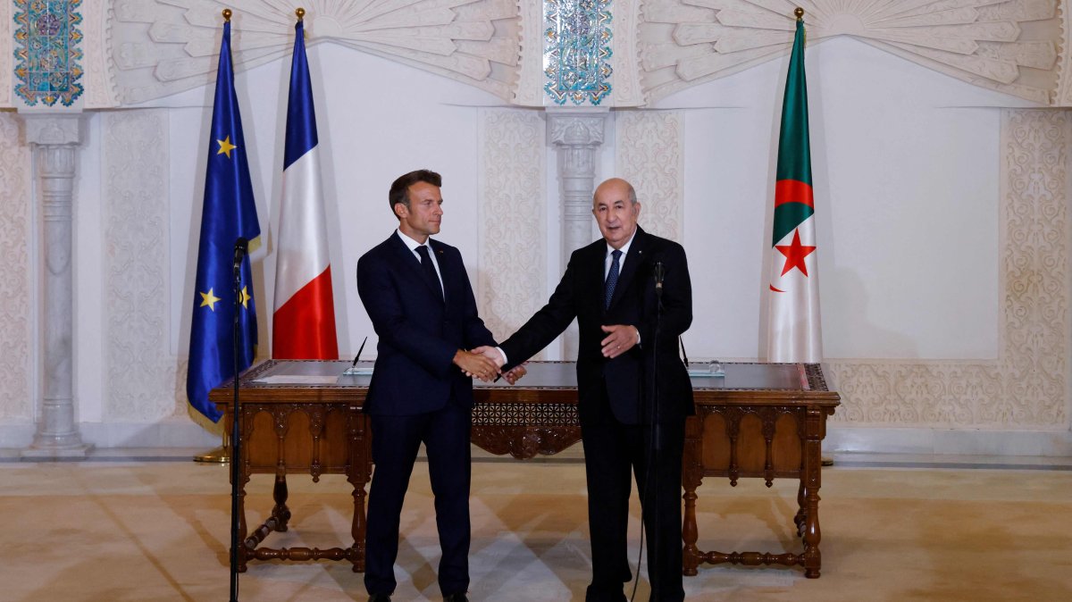 French President Emmanuel Macron (L) and Algeria&#039;s President Abdelmadjid Tebboune (R) attend a signing ceremony in the pavilion of honor at Algiers airport, Algiers, Aug. 27, 2022. (AFP Photo)