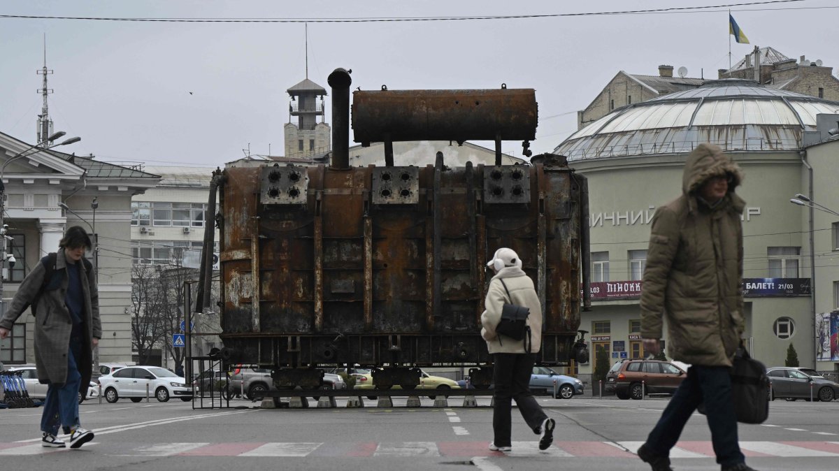 People walk past equipment retrieved from a Ukrainian power plant struck by Russian forces and put on display in the Podil neighborhood of Kyiv, Ukraine, March 19, 2025. (AFP Photo)