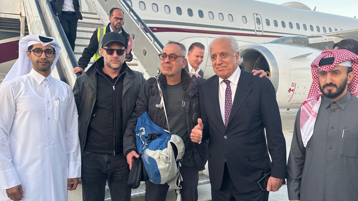 U.S. citizen George Glezmann (C) poses for a picture with U.S. official Adam Boehler (2nd L), former U.S. envoy to Afghanistan Zalmay Khalilzad (2nd R) and Qatari diplomats ahead of their departure to Doha, Kabul, Afghanistan, March 20, 2025. (AFP Photo)
