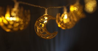 Ramadan-themed decorations brighten homes and businesses in Türkiye. (Shutterstock Photo)