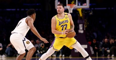 Lakers&#039; Luka steps back to shoot against Nuggets&#039; Jalen Pickett during an NBA game in Los Angeles, California, U.S., March 19, 2025. (AFP Photo)