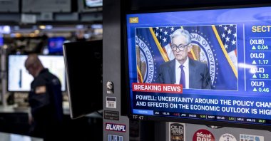 A screen shows U.S. Federal Reserve Chair Jerome Powell discussing the Fed&#039;s decision to leave interest rates on the floor of the New York Stock Exchange, New York, U.S., March 19, 2025. (EPA Photo)