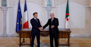 French President Emmanuel Macron (L) and Algeria&#039;s President Abdelmadjid Tebboune (R) attend a signing ceremony in the pavilion of honor at Algiers airport, Algiers, Aug. 27, 2022. (AFP Photo)