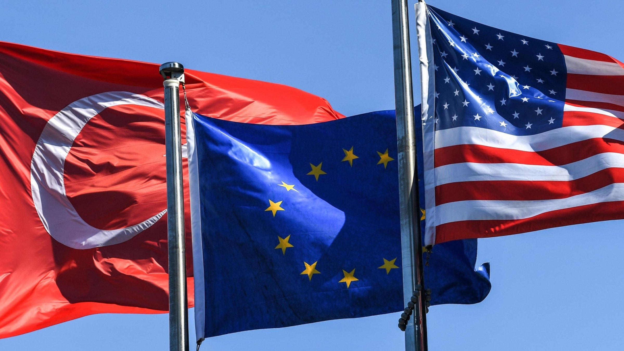 From left to right, the flags of Türkiye, the EU and the U.S. flutter in Istanbul&#039;s financial and business district Maslak, Türkiye, Aug. 15, 2018 (AFP Photo)