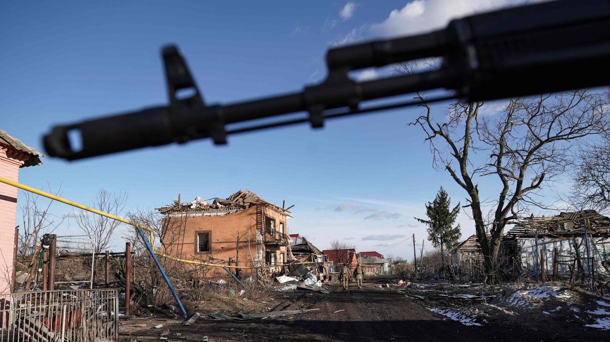Russian soldiers walk past destroyed houses in the village of Kazachya Loknya, which was previously held by Ukrainian troops and recently retaken by Russia, Sudzha district, Kursk, Russia, March 18, 2025. (AFP Photo)