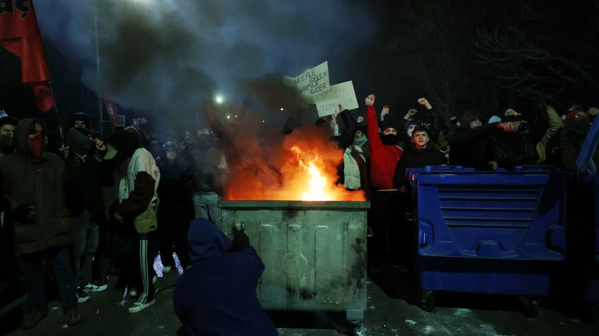 Middle East Technical University (ODTÜ) students clash with anti-riot police as protesters demonstrate against the arrest of Istanbul mayor, Ankara, Türkiye, March 20, 2025. (AFP Photo)