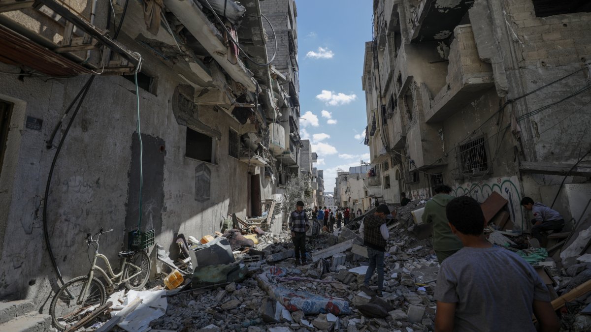 Palestinian civilians inspect a destroyed house belonging to the Hattab family following an Israeli airstrike, Gaza City, Palestine, March 19, 2025. (EPA Photo)