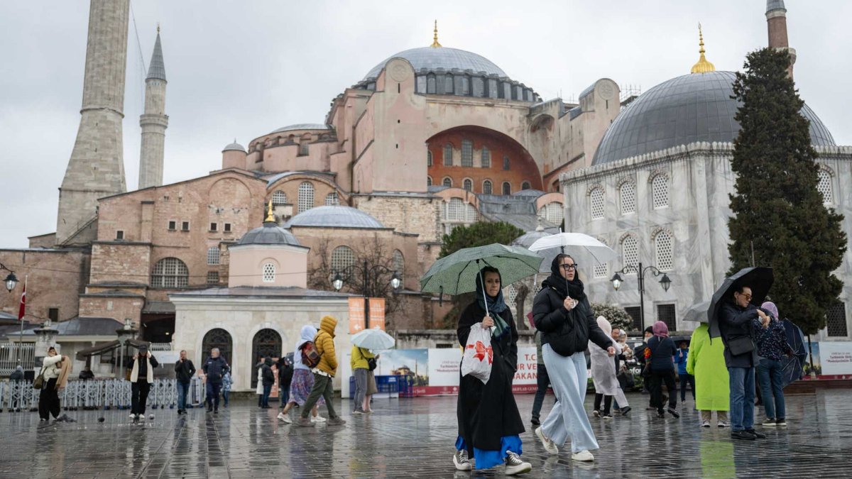 Tourists are seen in the historic Sultanahmet neighborhood in Istanbul, Türkiye, Feb. 20, 2025. (AA Photo)
