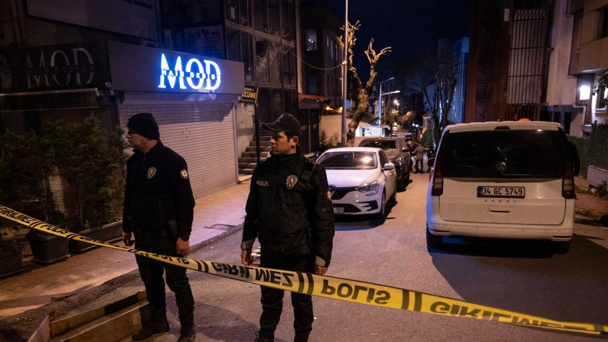 Police cordon off the street as they investigate an attack on the Iraqi consulate building, in Istanbul, Türkiye, March 21, 2025. (AA Photo)