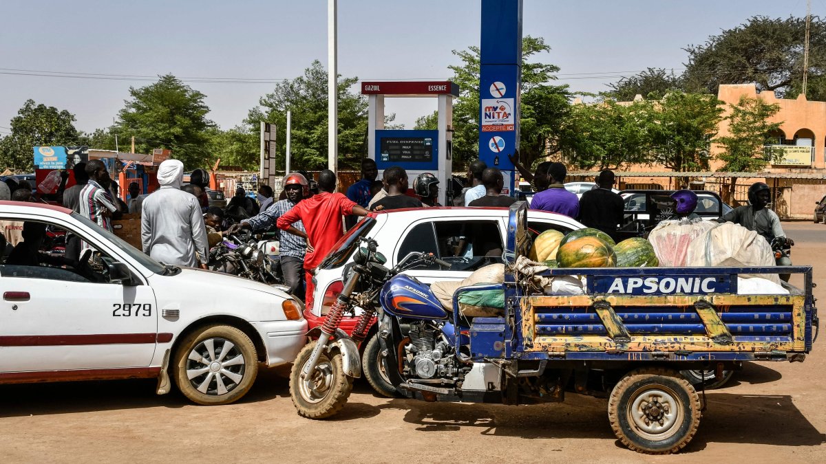 Vehicles queue for petrol at a fuel station amid a fuel shortage, in the outskirts of Niamey, Niger, March 9, 2025. (AFP Photo)