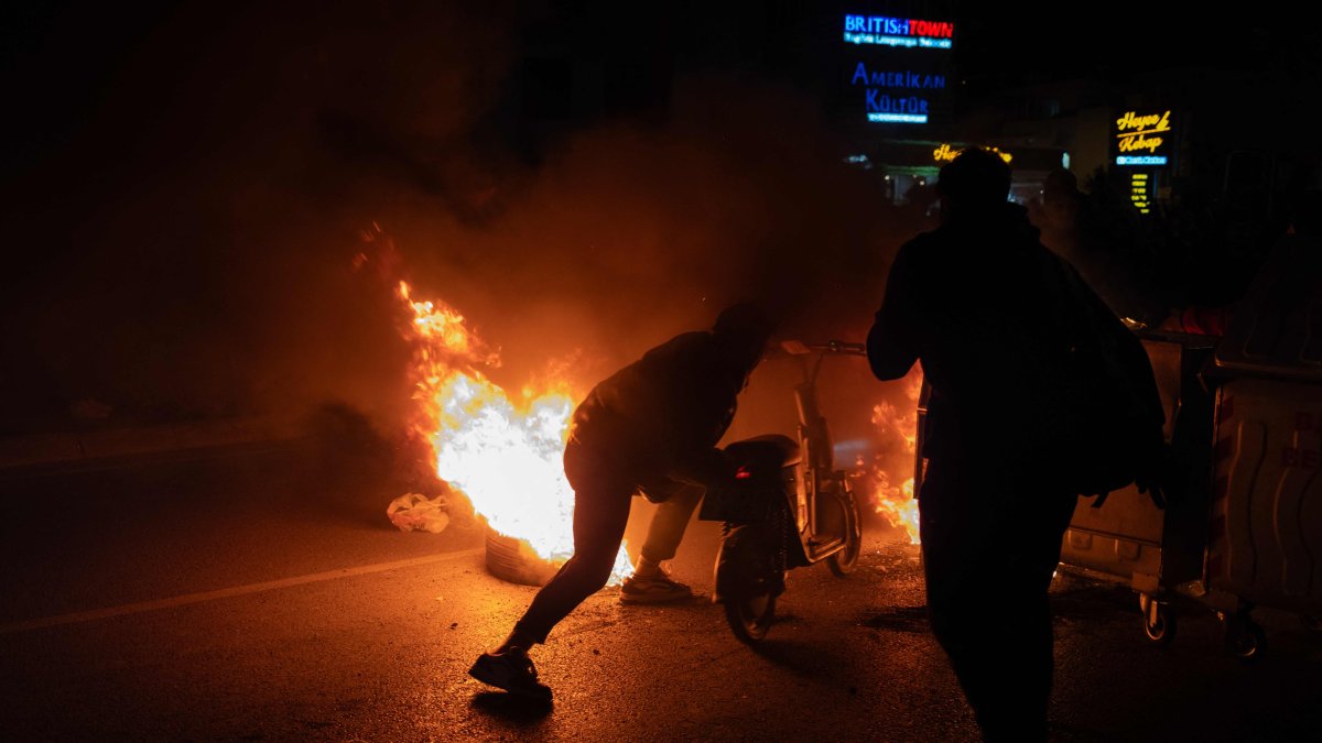 Protesters push a scooter into a barricade fire during a demonstration following the arrest of Istanbul&#039;s mayor, in Izmir, Türkiye, March 21, 2025. (AFP photo)