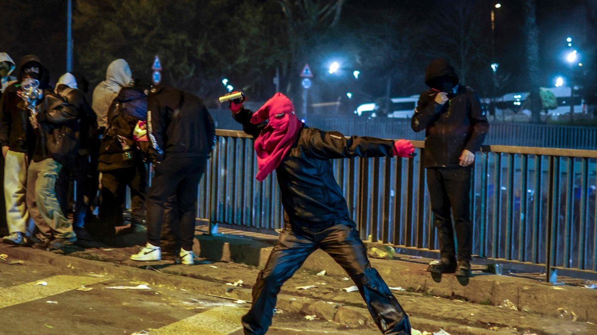 A masked rioter throws a projectile at police, Istanbul, Türkiye, March 22, 2025. (AFP Photo)
