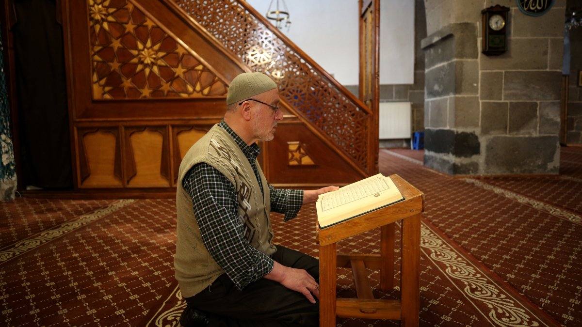 Hazım Perk recites the Quran during the 10-day Ramadan itikaf at a mosque, Kayseri, central Türkiye, March 22, 2025. (AA Photo)