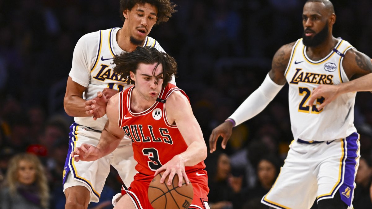 Bulls guard Josh Giddey (C) moves the ball against Lakers center Jaxson Hayes (L) and forward LeBron James an NBA game in Los Angeles, California, U.S., March 22, 2025. (Reuters Photo)