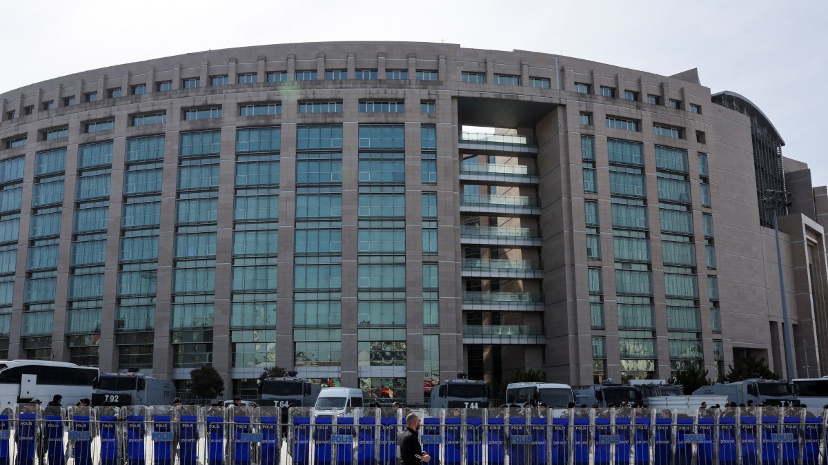 Riot police wait outside the courthouse where Istanbul Mayor Ekrem Imamoğlu was questioned, Istanbul, Türkiye, March 23, 2025. (Reuters Photo)