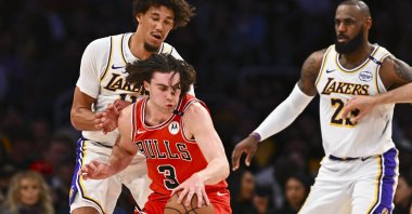 Bulls guard Josh Giddey (C) moves the ball against Lakers center Jaxson Hayes (L) and forward LeBron James an NBA game in Los Angeles, California, U.S., March 22, 2025. (Reuters Photo)