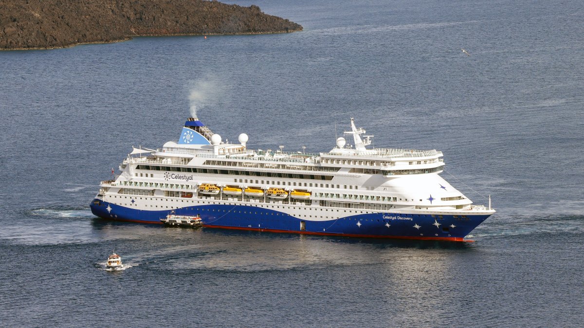 Passengers of cruise ship "Celestyal Discovery," the first arriving on the island of Santorini following increased seismic activity in February, board ferries to be transferred to the island of Santorini, Greece, March 23, 2025. (Reuters Photo)