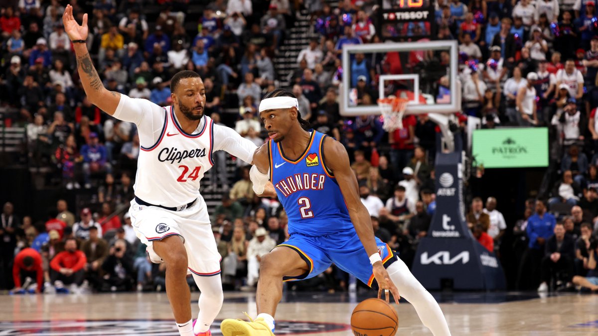 Thunder guard Shai Gilgeous-Alexander (R) drives against Clippers guard Norman Powell during an NBA game in Inglewood, California, U.S., March 23, 2025. (Reuters Photo)