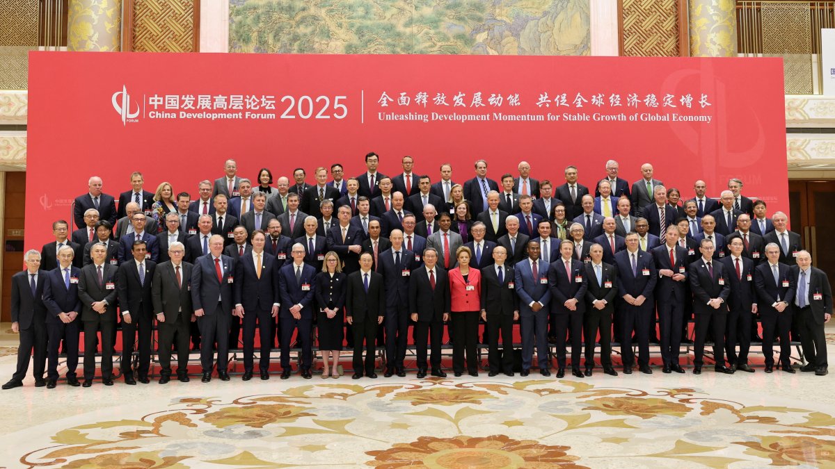 Chinese Premier Li Qiang poses for a family photo with attendees of the China Development Forum at Diaoyutai Guesthouse, Beijing, China, March 23, 2025. (Reuters Photo)