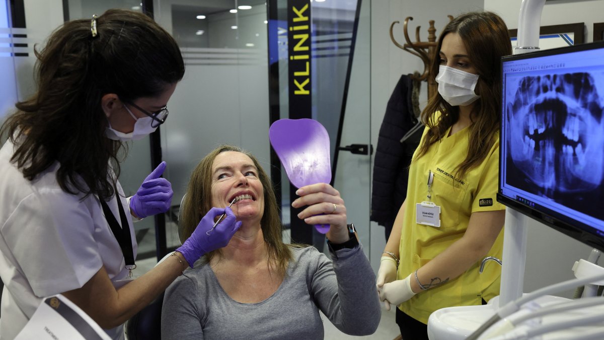 A British woman receives dental treatment in Istanbul, Türkiye, Dec. 4, 2023. (Reuters Photo)