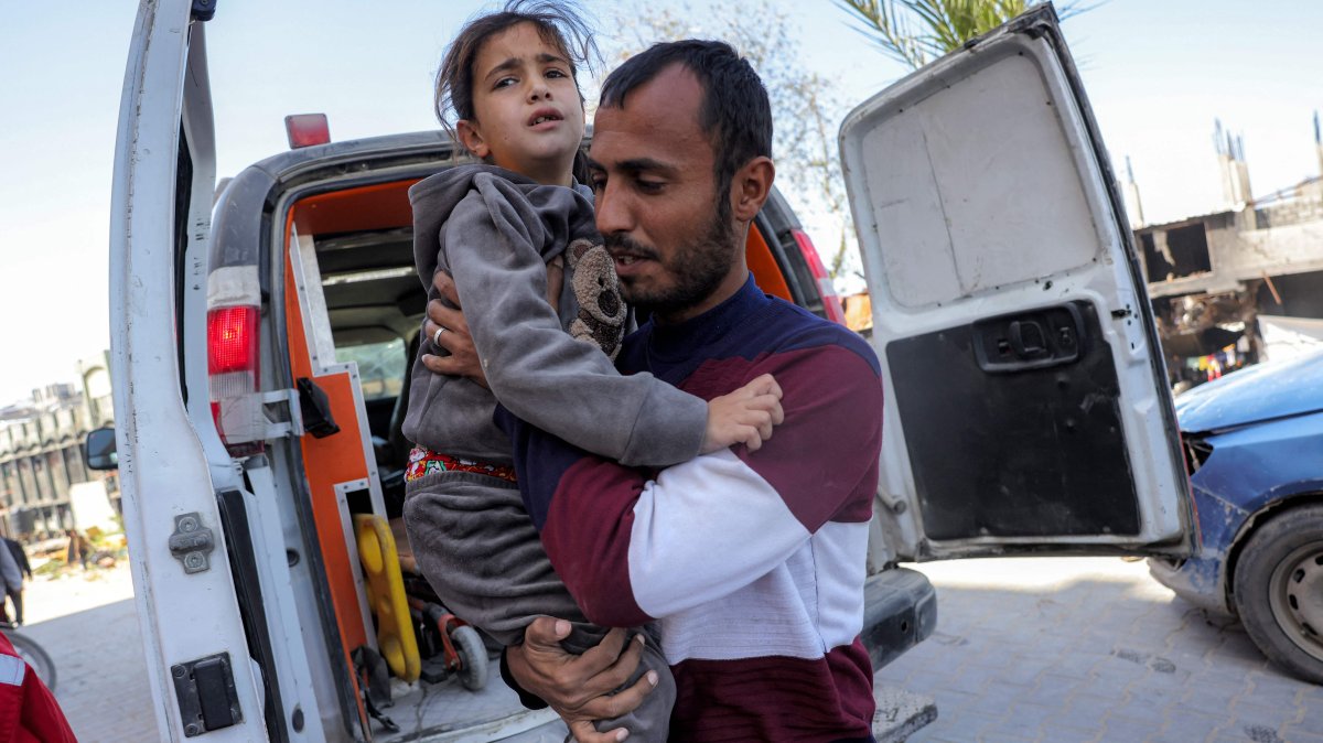 A man carries a child out of an ambulance after arriving from Jabalia at the Indonesian hospital in Beit Lahia in the northern Gaza Strip, Palestine, March 24, 2025. (AFP Photo)