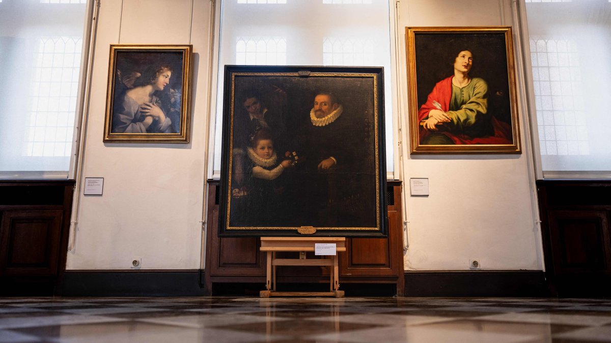 A recently discovered painting by Italian artist Lavinia Fontana, entitled “Portrait of a Gentleman, his Daughter and a Maid” (C) on display at the Museum de la Chartreuse, Douai, France, March 21, 2025. (AFP Photo)