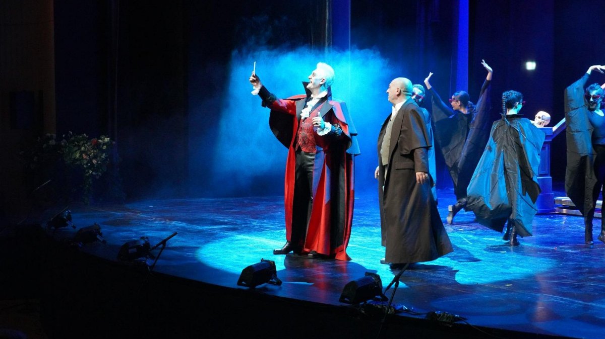 Tamer Karadağlı performs as Dracula in the play "Dracula: A Comedy of Terrors" at Atatürk Culture Center (AKM), Istanbul, Türkiye, March 24, 2025. (AA Photo)