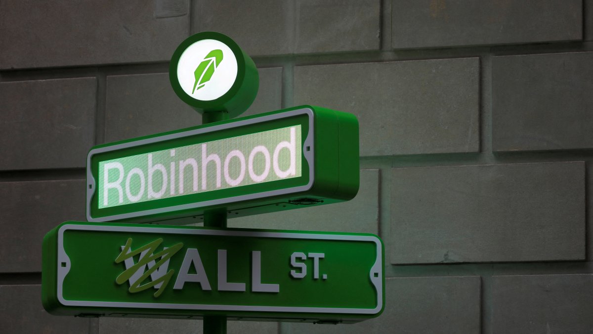 The logo of Robinhood Markets, Inc. is seen at a pop-up event on Wall Street after the company's IPO, New York City, U.S., July 29, 2021. (Reuters Photo)