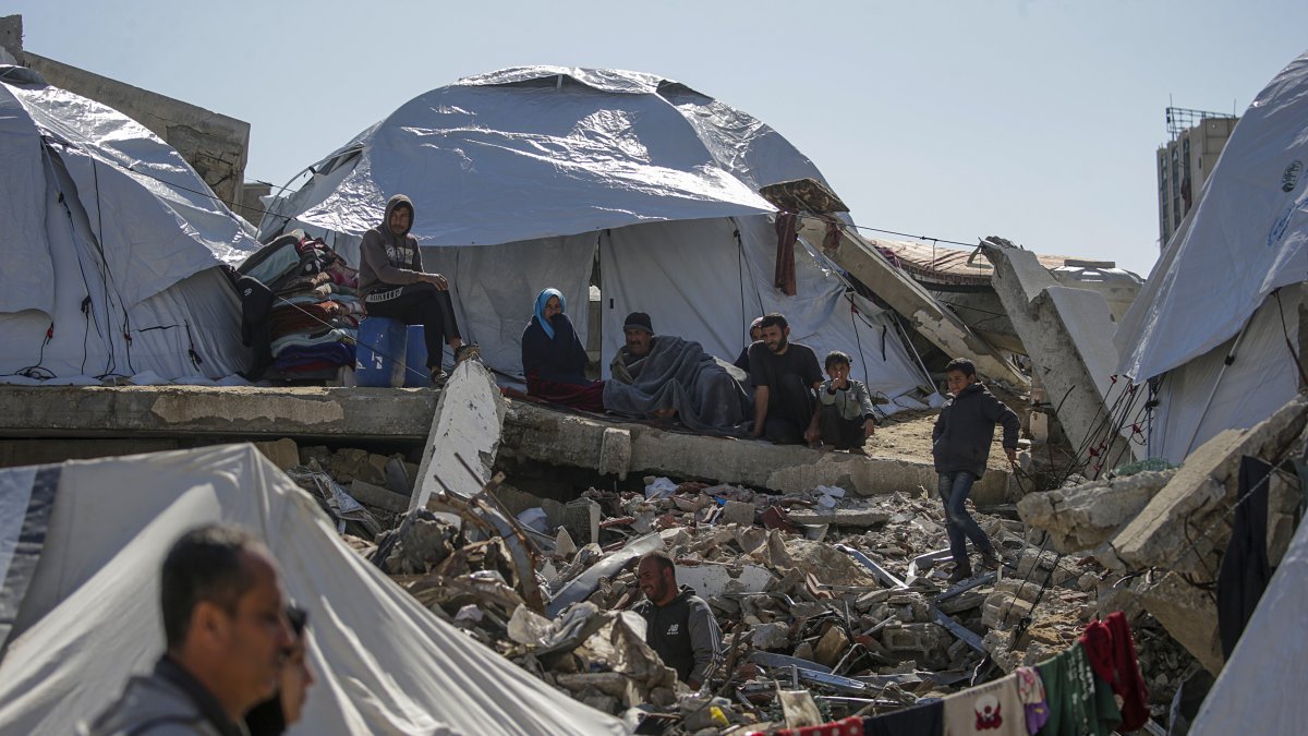 Displaced Palestinians following an Israeli air strike, Gaza City, Palestine, March 23, 2025. (EPA Photo)