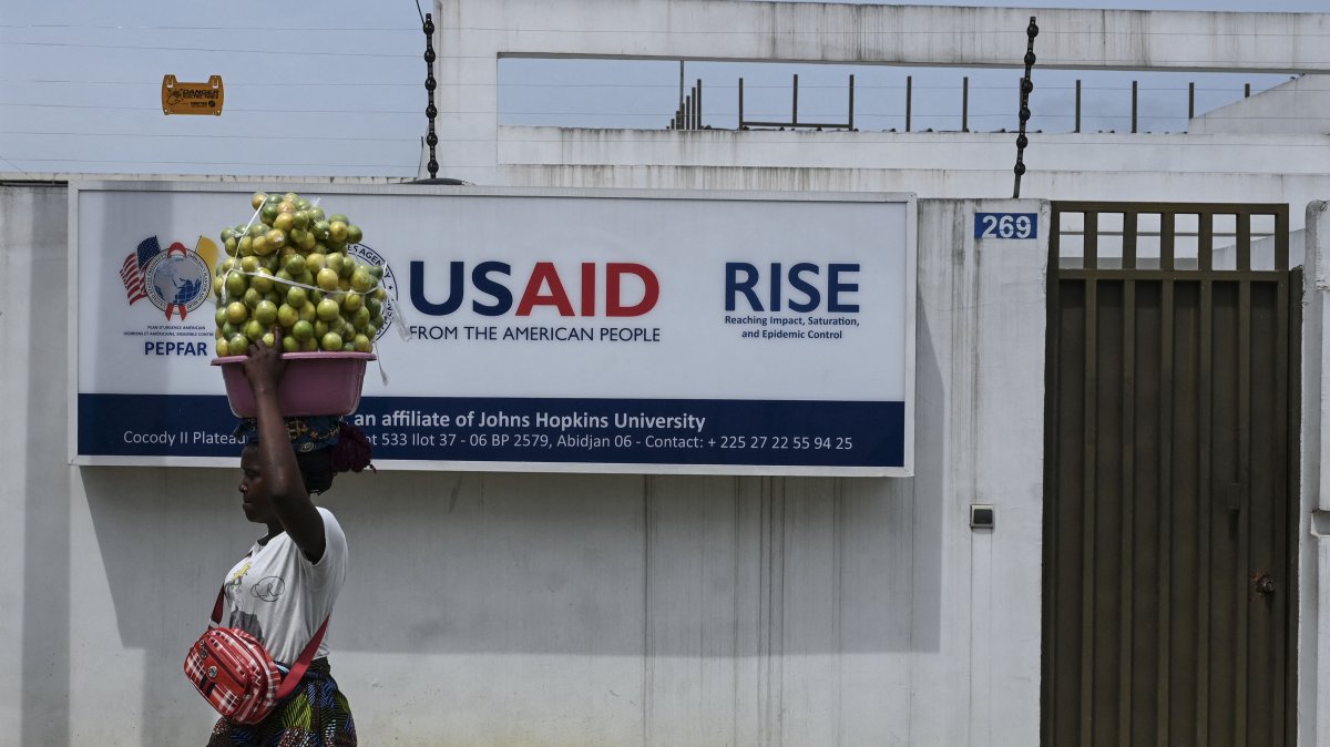 A Street vendor walks past the United States Agency for International Development (USAID) office, Abidjan, Cote d&#039;Ivoire, March 22, 2025. (AFP Photo)