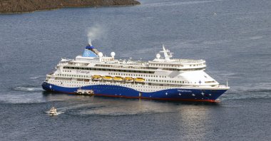 Passengers of cruise ship &quot;Celestyal Discovery,&quot; the first arriving on the island of Santorini following increased seismic activity in February, board ferries to be transferred to the island of Santorini, Greece, March 23, 2025. (Reuters Photo)