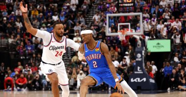 Thunder guard Shai Gilgeous-Alexander (R) drives against Clippers guard Norman Powell during an NBA game in Inglewood, California, U.S., March 23, 2025. (Reuters Photo)