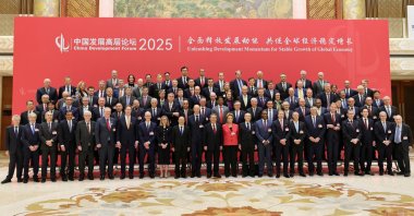 Chinese Premier Li Qiang poses for a family photo with attendees of the China Development Forum at Diaoyutai Guesthouse, Beijing, China, March 23, 2025. (Reuters Photo)