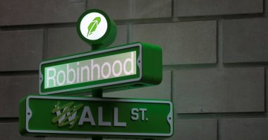 The logo of Robinhood Markets, Inc. is seen at a pop-up event on Wall Street after the company's IPO, New York City, U.S., July 29, 2021. (Reuters Photo)