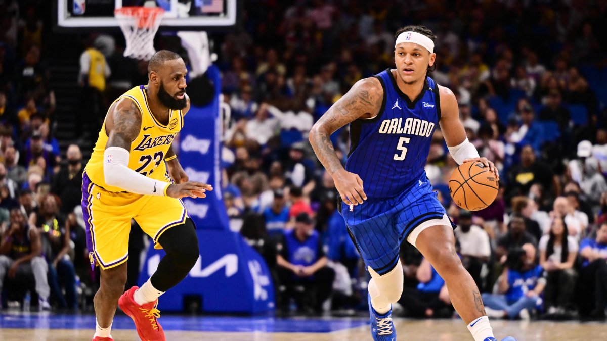 Orlando Magic&#039;s Paolo Banchero (R) dribbles the ball to the basket against Los Angeles Lakers&#039; LeBron James in the second half of a game at Kia Center, Orlando, U.S., March 24, 2025. (AFP Photo)